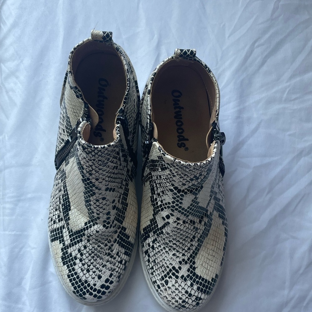 Womens Outwoods shoes sz 8 snakeskin